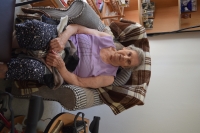 Súčasná fotografia pamätníčky Zuzany Diamantovej, počas nahrávania v domove dôchodcov Ohel David v Bratislave, v roku 2023. (číslo dva) 
