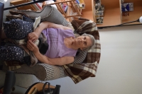 Súčasná fotografia pamätníčky Zuzany Diamantovej, počas nahrávania v domove dôchodcov Ohel David v Bratislave, v roku 2023. (číslo tri) 
