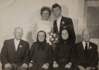 Svadobná fotografia zo svadby Lýdie so starými rodičmi Balciarovcami (vľavo) a Malíkovcami (vpravo)