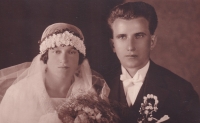 Svatební fotka rodičů - Františka a Bruno Filipovi