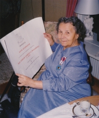 Anna Kvapilová s Řádem Tomáše Garrigua Masaryka IV. třídy