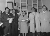 S kolegy na výstavě Od kostitřasu k favoritu, Karlovy Vary, 1960 (pamětnice uprostřed)