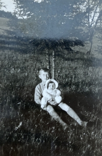 Pamětnice se svým starším bratrem Otto Pospíšilem v Albrechticích, rok 1941