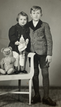 Pamětnice se svým bratrem v roce 1944