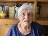 Pamětnice Herta Pokorná ve svém domě v Albrechticích, rok 2023