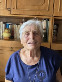 Herta Pokorná ve svém domě v Albrechticích, rok 2023