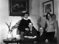 S matkou, otcem a sestrou Annou v polovině 60. let