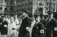 Otec Zdenky Pospíšilové Josef Vyskočil coby samaritán (na fotografii s brýlemi a křížem na rukávu) při společném nástupu na Horním náměstí v Opavě, 20. léta dvacátého století