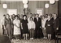 Vedení JZD Pokrok v Oticích. Zdenka Pospíšilová stojí vlevo v puntíkovaných šatech. Fotografie z poloviny 80. let dvacátého století
