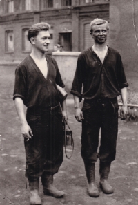 Arnošt Stříbný s kolegou na dole, 60. léta