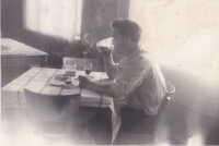 Arnošt Stříbný v hospodě U Kašných, Kobeřice, 50. léta