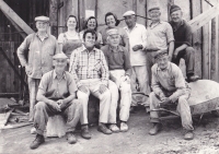 Stavba školní jídelny v Kobeřicích, stará generace kobeřických řemeslníků, Hildegarda Stříbná nahoře druhá zleva, 2. polovina 70. let