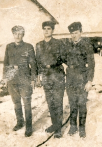 Povinnou vojenskou službu absolvoval Matěj Kalina (uprostřed) v letech 1962-1964. Vpravo Alois Hrkal ze Svaté Heleny a vlevo Václav Kopic z Gerniku