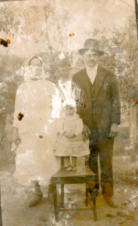 Pamětníkovi rodiče Kalinovi a jedno z jejich dětí, Šumice, cca 30. až 40. léta