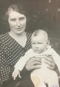 Jaroslav Stehlíček s maminkou v roce 1936
