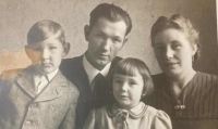 Rodina Stehlíčkova v roce 1941. Jaroslav s rodiči a mladší sestrou Zdenou