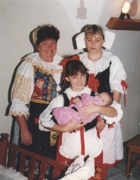 Jana Kučerová vlevo vzadu při vítání občánků v Jaroměři v roce 2000