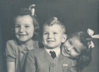 Jana, Vítězslav a Zora Malí, cca 1947-48