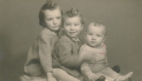 Jana, Zora a Vítězslav Malí, cca 1944