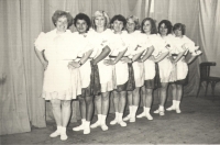 Baráčníci na oslavách 200 let obce Rasošky v roce 1981, pamětnice vepředu