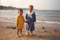Synovia Evy Šothovej na rumunskej pláži. Constanza, august 1990.