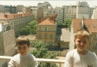Synovia Evy Šothovej na balkóne bytu v Paríži, v pozadí ich škola.