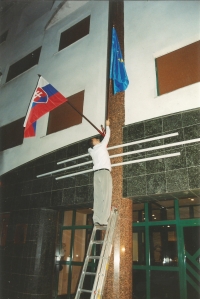 Vztyčovanie slovenskej vlajky na veľvyslanectve v Bukurešti 1. 1. 1993.