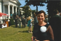 Eva Šothová na záhrade rezidencie slovenského veľvyslanectva v Bukurešti.