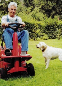 Jan Malypetr na traktoru s fenkou Káčou, Louňovice, 1999
