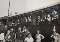 Odjezd českých krajanů žijících v Jugoslávii na Všesokolský slet do Sofie, kterého se Františka Skoupá účastnila, cca 1939