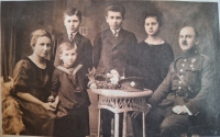 Tomáš Sedláček jako nejmladší ze čtyř dětí napravo od maminky Marie a s tatínkem, plukovníkem Tomášem Sedláčkem