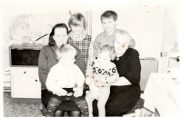 Alma Mužáková with Karel Reinhardt's children