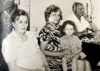 Ольга Сергеєва в колі родини – бабуся Раїса та дідусь, початок 1970-х рр.