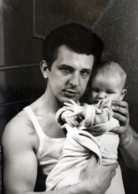 Ольга Сергеєва з батьком Валентином, 1970 р.