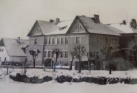 Český dům neboli „družstevňák“, kde Vladimír Frenzl s rodiči a sestrou bydlel od roku 1962