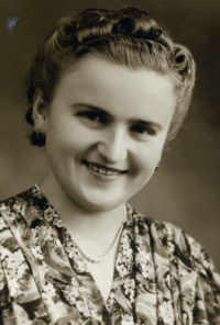 Božena Chloupková, matka pamětníka, 1938