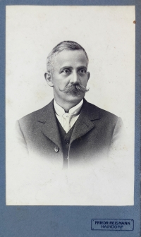 Anton Peuker – dědeček ze strany otce, majitel přádelny ve Ferdinandově, který v ní v roce 1916 tragicky zemřel (viz výstřižek z dobových novin v dodatečných materiálech)