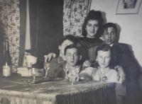 Oslava 18. narozenin pamětnice (uprostřed nahoře) v březnu 1944 na Ferdinandově 