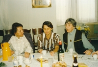 Anna Dusová (vlevo) s matkou Annou a sestrou Jiřinou, 1992