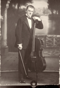 Strýc muzikant Gustav Augsten hrál na cello a na piano, jezdil po světě, později provozoval turistickou chatu Hubertka, také se nemusel vystěhovat
