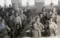 Dcera Eva ve škole v Bílém Potoce (v druhé lavici nalevo)