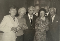 Pamětnice vlevo s kolegy a profesorem Josefem Švejcarem, přelom 70. a 80. let