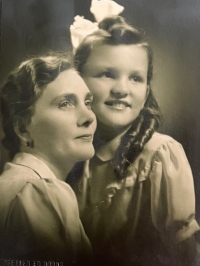 Pamětnice s maminkou Annou Varhaníkovou, konec 30. let