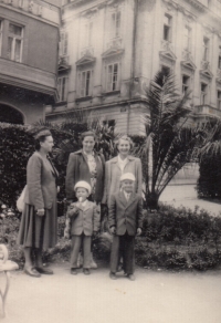 Alfred Neudörfer se svými příbuznými (matka vlevo) při návštěvě Mariánských Lázní v roce 1954