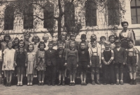 Foto první třídy základní školy v Lubech, pamětník Alfred Neudörfer v první řadě šestý zprava