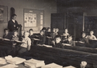 Třída základní školy v Lubech, Alfred Neudörfer v druhé lavici zleva