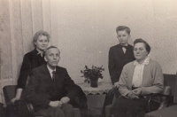 Rodinné foto Neudörferových z roku 1958, na snímku pamětníkovi rodiče a sestra 