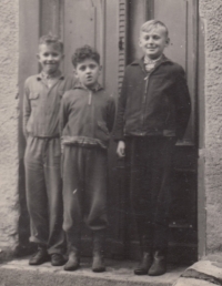 Alfred Neudörfer (vlevo) se svými kamarády, rok 1958 