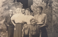 Německá divadelní skupina, která působila v Lubech, Alfred Neudörfer v první řadě vpravo, foto z roku 1956