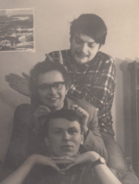 Alfred Neudörfer (uprostřed) během vysokoškolských studií v Plzni se svými kolegy, rok 1968